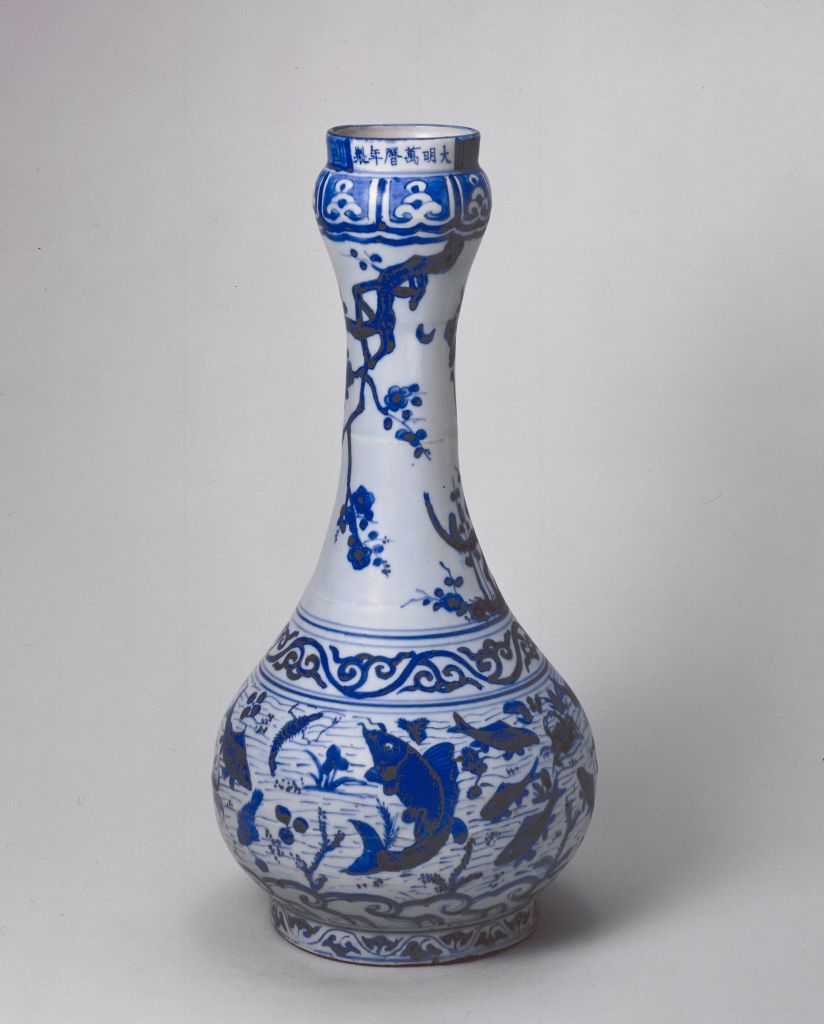 图片[1]-Blue and white garlic bottle with fish and algae pattern-China Archive